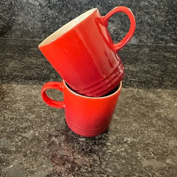 New Le Creuset Stoneware Set of 2 Cerise Red 12oz Mugs Dishwasher Safe No Chip - Picture 2 of 9